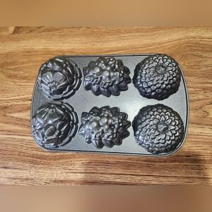 Nordic Ware USA Floral Bouquet Mini Cakes Bake pan cake mold 6 cups 1.8L